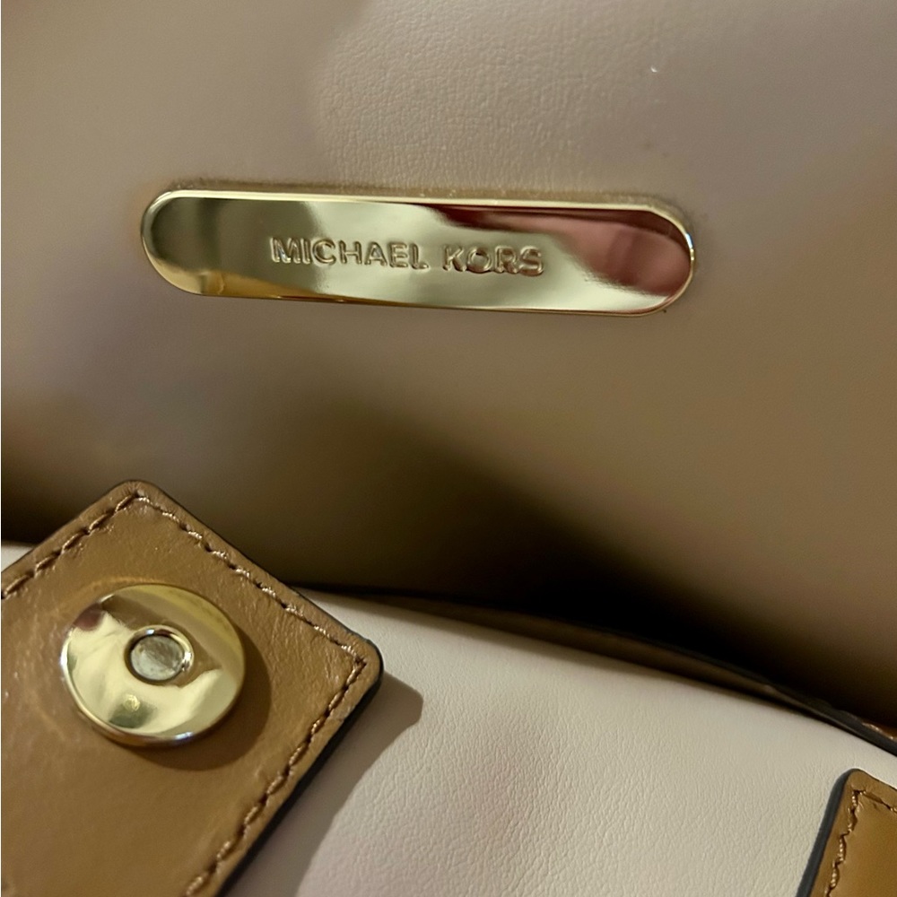 SOLD.    NEW Michael Kors Large Tote Snap Close Crossbody - Picture 4 of 9